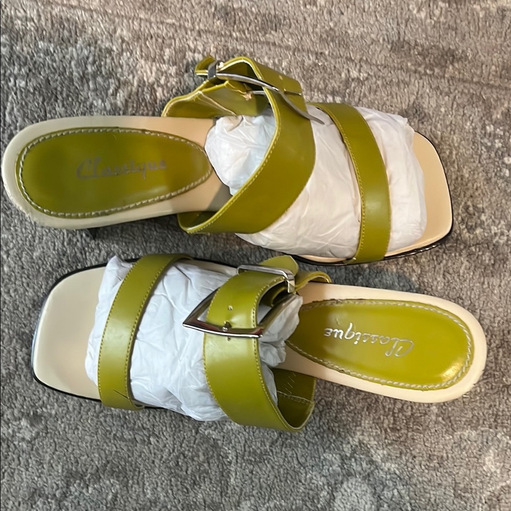 Classiques Entier Green Sandals Two-Strap Design